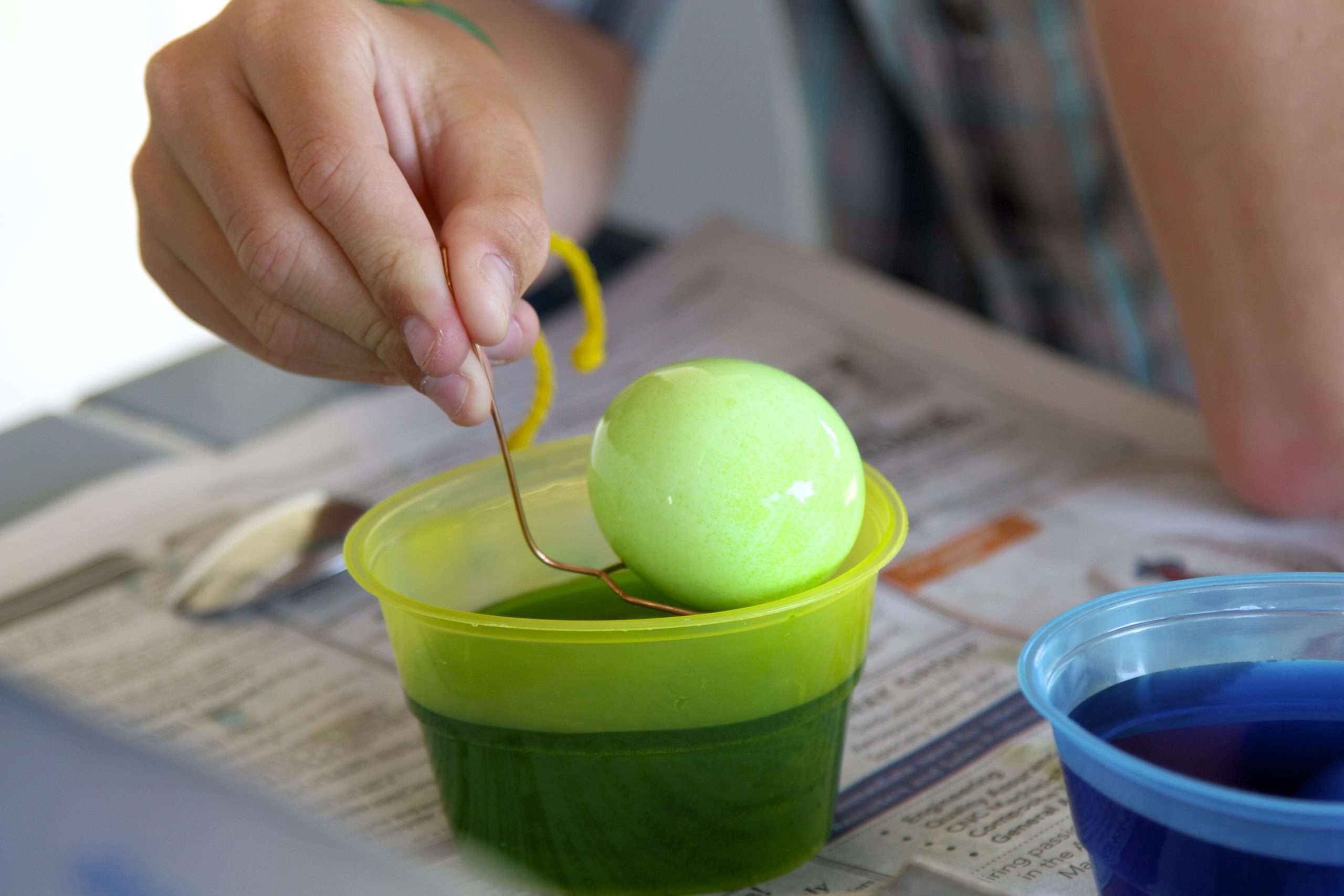 Picture of coloring eggs